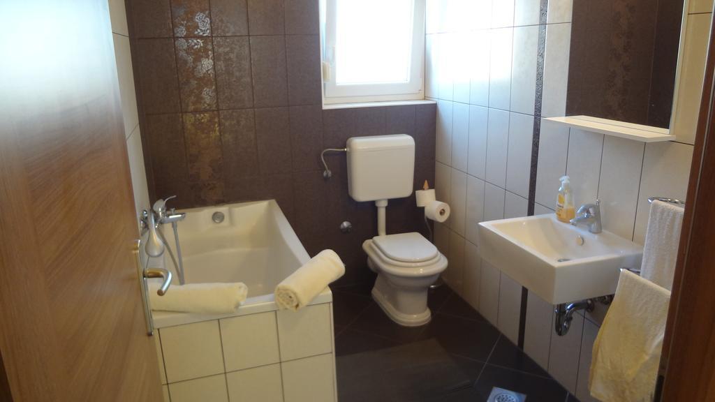 Apartments Laura I Angelina Tribalj Kamer foto